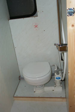 Die Toilette, Magirus-Deutz 120D10, Innenausbau